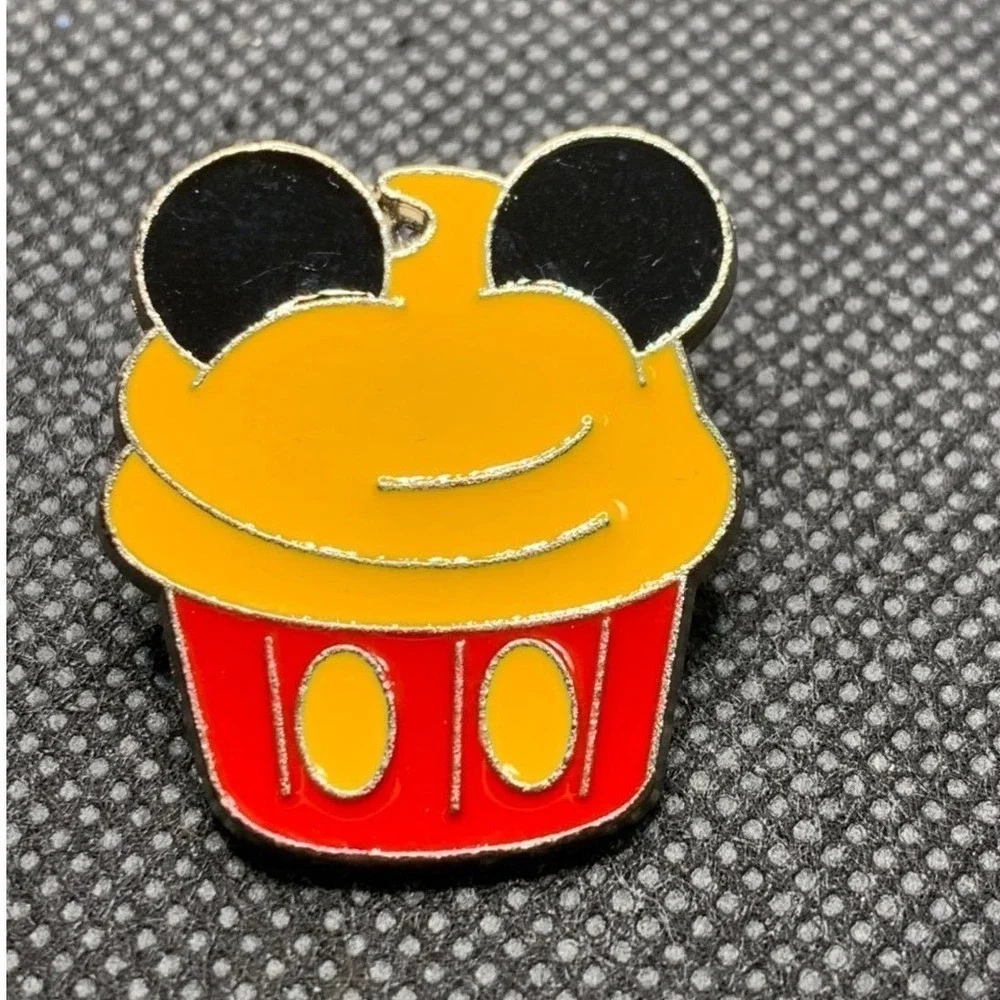 2011 Mickey Mouse Cupcake Disney pin collection trading pins